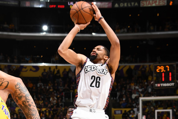  布伦森关键罚球稳稳命中，尼克斯险胜活塞保留季后赛悬念